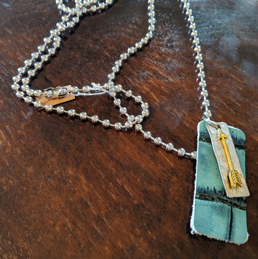 Chain necklace with leather and arrow metal emblis